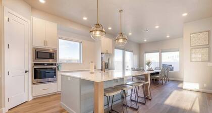 Private Pool & Hot Tub âą Rooftop Fire Pit âą Near Zion âą Sleeps 20 âą Pool Table âą Sun Loungers âą 15 Golf Courses Nearby âą Zion National Park 45 mins away âą Patio Dining area âą High Speed Internet âą Access to community pool, spa, and pickleball courts