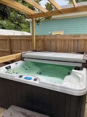 Bain à remous extérieur