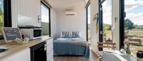 1 bedroom, bed sheets