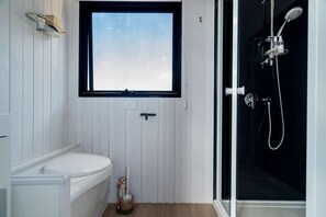 Shower, hair dryer, towels - JBJK Homestead by Tiny Away (Gobur)