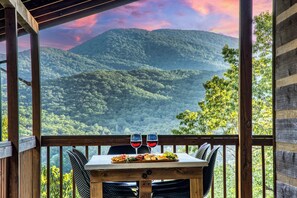 A wooden table with a view of a mountainous landscape. - MtnViews I Aska I MultiFamily I HotTub I PizzaOven (Cherry Log)