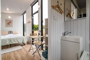 1 bedroom, bed sheets