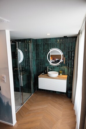 Deluxe Double Room, River View | Bathroom | Free toiletries, hair dryer, towels, soap - Botel Marina (Prague)