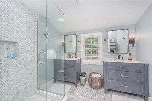 Duschwanne, Regendusche, Handtücher, Toilettenpapier