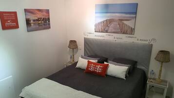 1 slaapkamer, een strijkplank/strijkijzer, reisbedje, gratis wifi