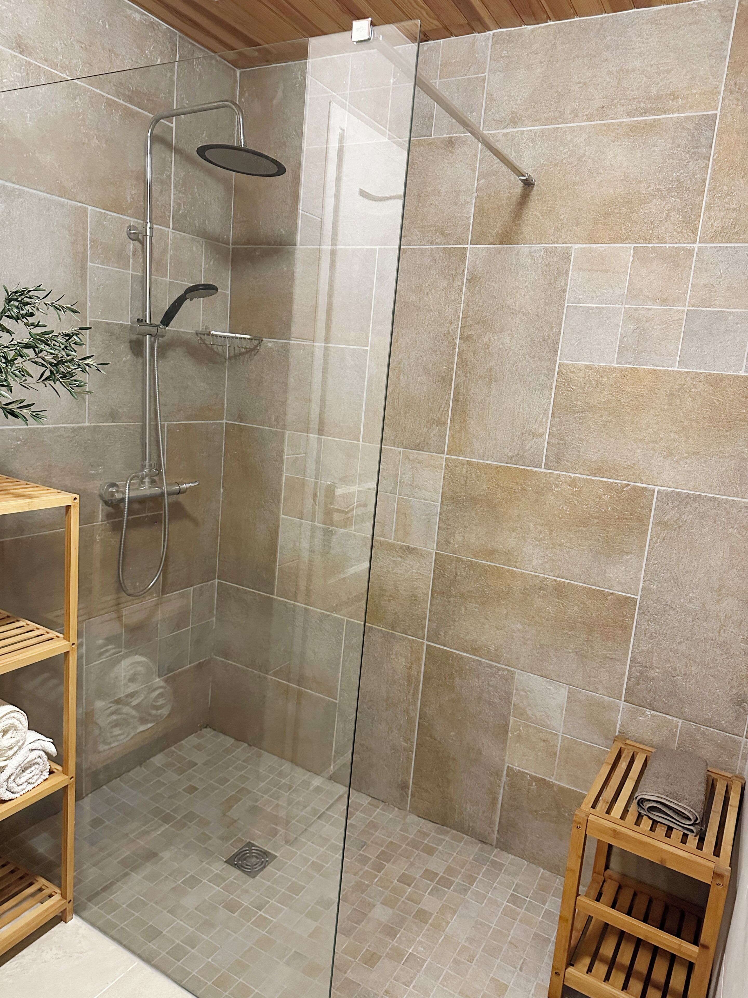 Douche, sèche-cheveux, serviettes fournies, savon