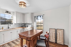 Fridge, microwave, oven, stovetop - Southern Magnolia House with Porch Swing (Mooringsport)
