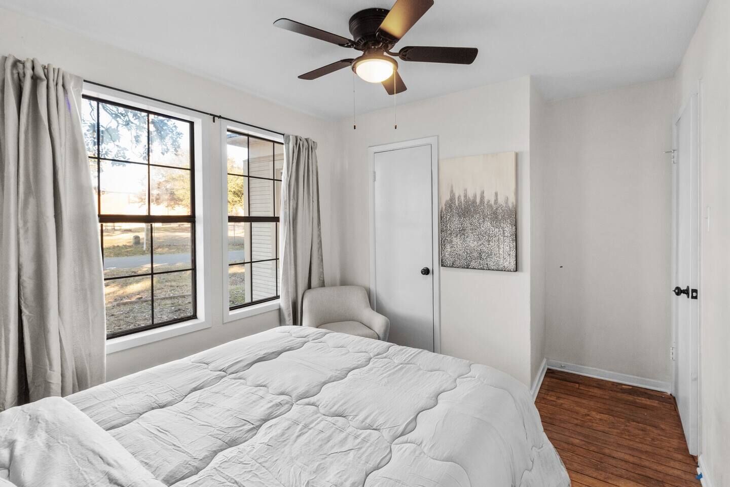 2 bedrooms, travel crib, free WiFi, bed sheets