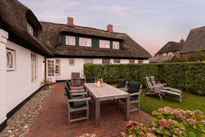 Outdoor dining - Holiday for couples, families & friends – Reeder Wing in central Nieblum (Nieblum)