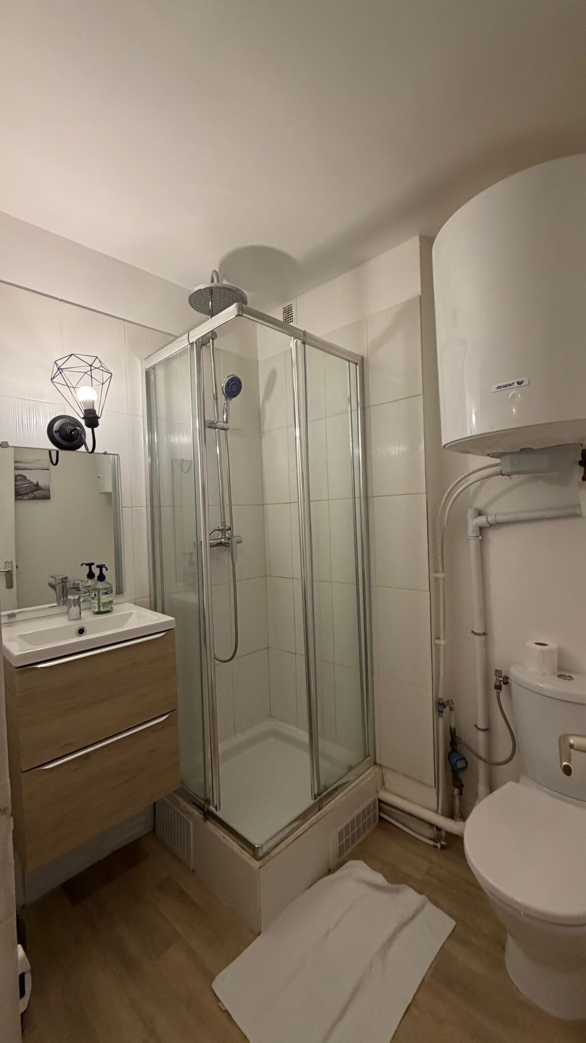 Douche, sèche-cheveux, serviettes fournies