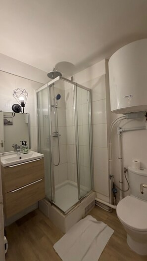 Douche, sèche-cheveux, serviettes fournies