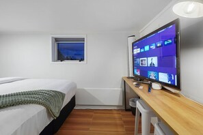 1 bedroom, iron/ironing board, free WiFi, bed sheets - The Nifty Nook Studio with Parking and Wi-fi (Auckland West)