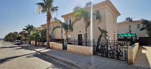 المنشأة من الخارج