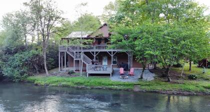 Riverfront Cabin w/ Porch & Firepit - Peaceful Retreat Near Murphy, NC.