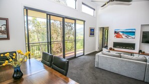 Smart TV, fireplace, offices - Apex Villa - Luxe couples retreat plus jacuzzi with a view (Bright)