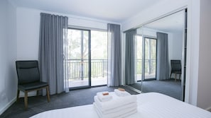 3 bedrooms, desk, iron/ironing board, free WiFi - Apex Villa - Luxe couples retreat plus jacuzzi with a view (Bright)