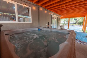 Outdoor spa tub