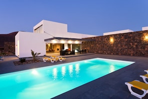 Una piscina al aire libre, una piscina climatizada