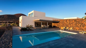 Una piscina al aire libre, una piscina climatizada