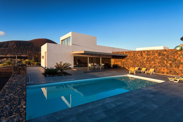Una piscina al aire libre, una piscina climatizada