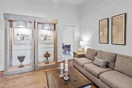 Smart TV. Charming Ivy Street House with porch swing