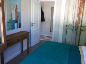 3 soverom, skrivebord, strykejern/-brett og reiseseng for barn