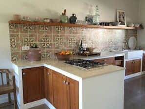 Kjøleskap, ovn, kokeplater og oppvaskmaskin