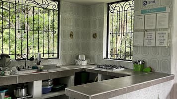 Geladeira, talheres/pratos/utensílios de cozinha
