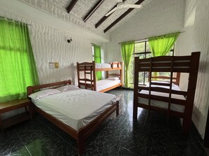 4 室のベッドルーム、WiFi (無料)、ベッドシーツ