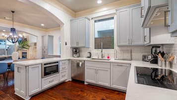 Deluxe House | Private kitchen | Full-size fridge, microwave, oven, stovetop