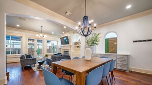 Deluxe House | In-room dining - 29th (Houston)