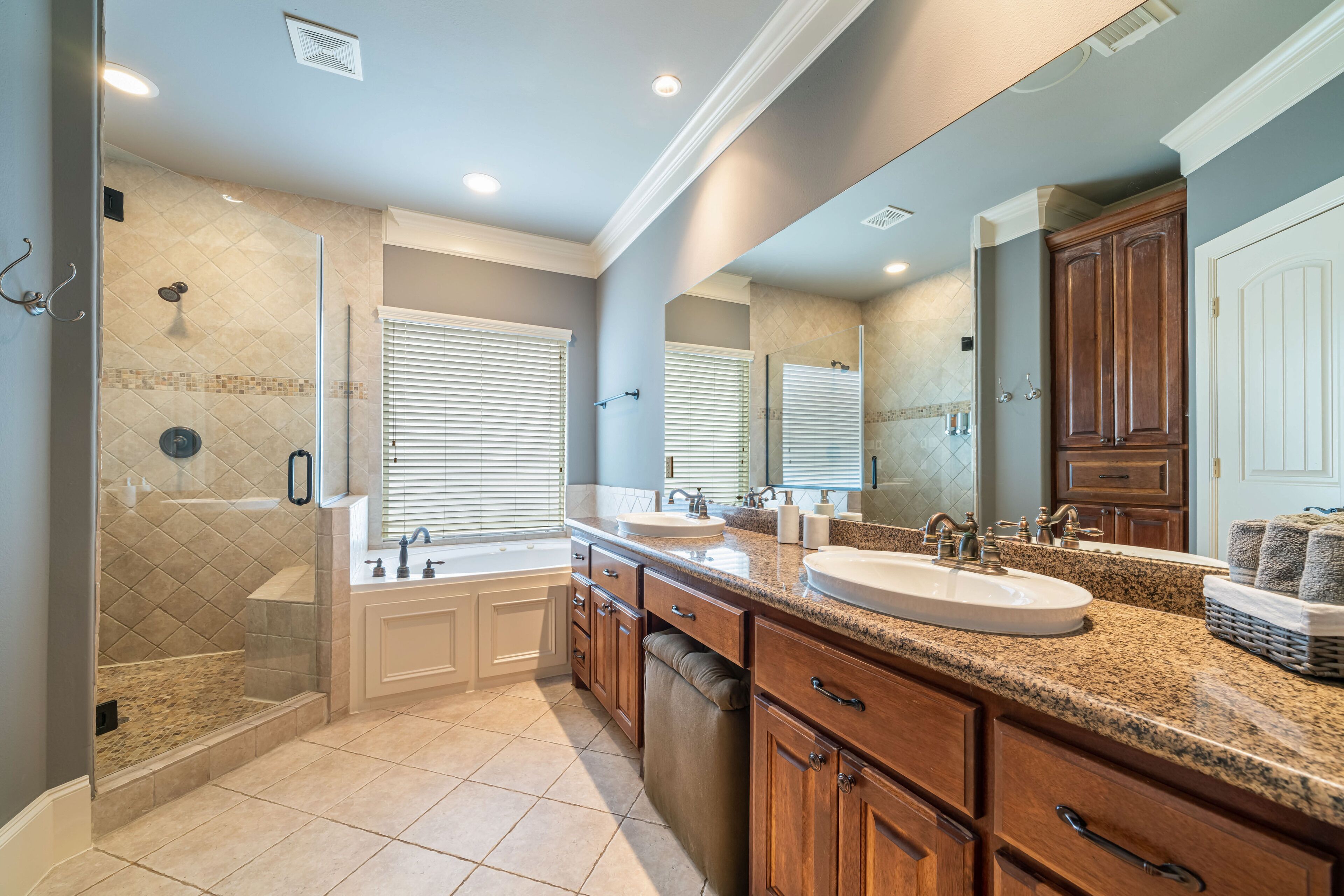 Deluxe House | Bathroom | Hair dryer, towels, shampoo, toilet paper