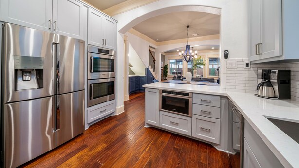 Deluxe House | Private kitchen | Full-sized fridge, microwave, oven, stovetop - 29th (Houston)