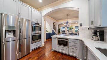 Deluxe House | Private kitchen | Full-size fridge, microwave, oven, stovetop