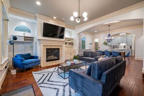 Casa Deluxe | Área de sala de estar | Smart TV de 65 pulgadas con canales por cable, televisión y chimenea 