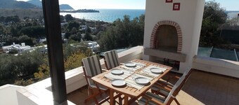 BEAUTIFUL VILLA WITH PANORAMIC VIEWS, 5 MINUTES FROM GEREMEAS BEACH