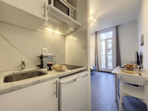 Kühlschrank, Mikrowelle, Wasserkocher mit Kaffee-/Teezubehör