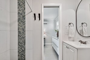 Kylpyamme, hiustenkuivaaja, pyyhkeet, sampoo