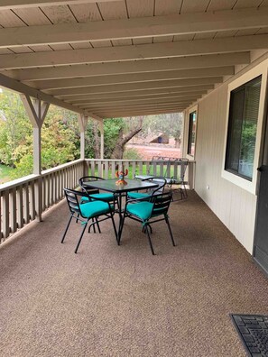 Outdoor dining - Casa Retreat~ In the heart of Sedona, close to food, hikes and fun! (Sedona)