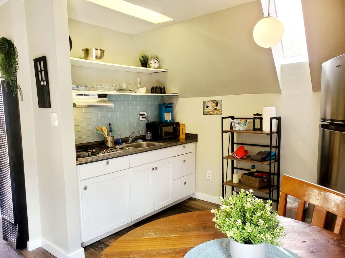 Refrigerador, microondas, placa de cocina, cafetera/tetera