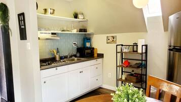 Refrigerador, microondas, placa de cocina, cafetera/tetera