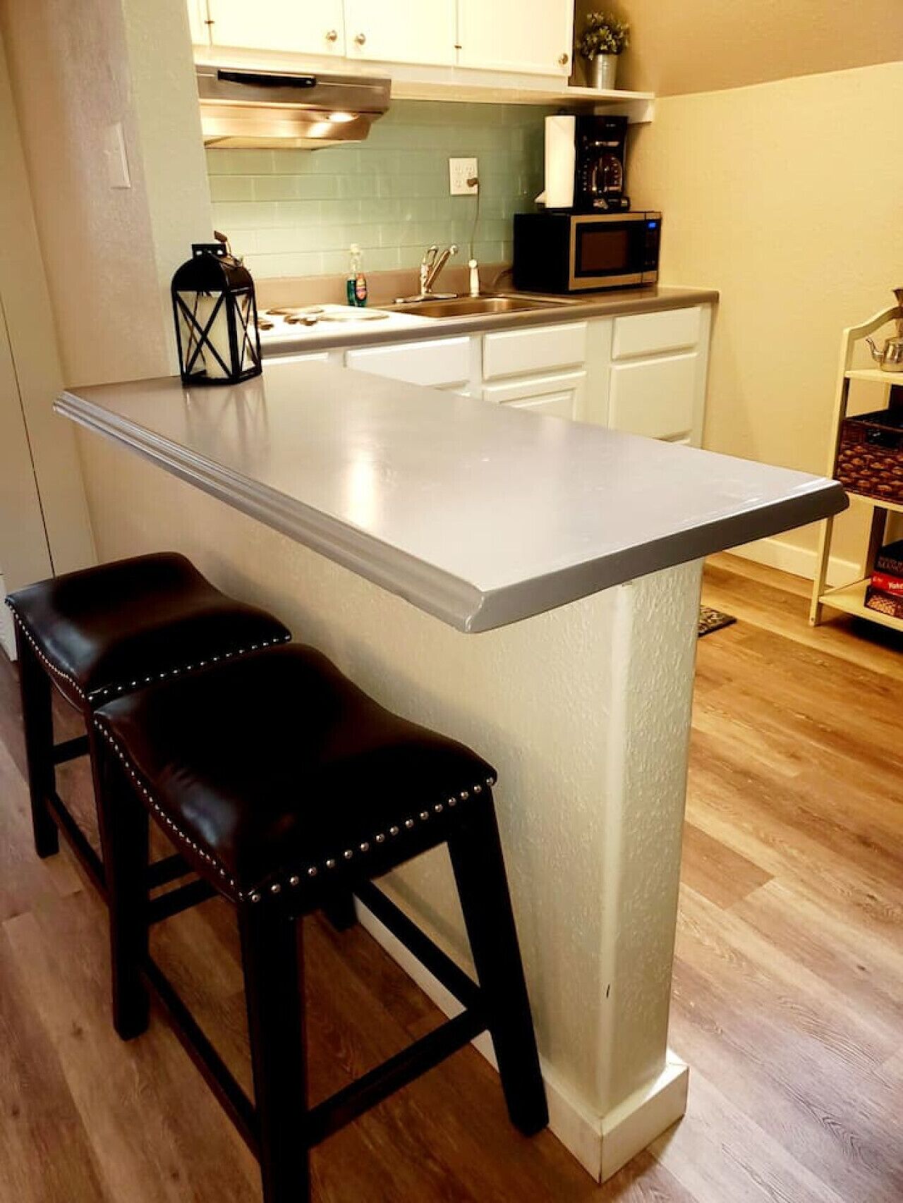 Refrigerador, microondas, parrilla de estufa y cafetera y tetera 