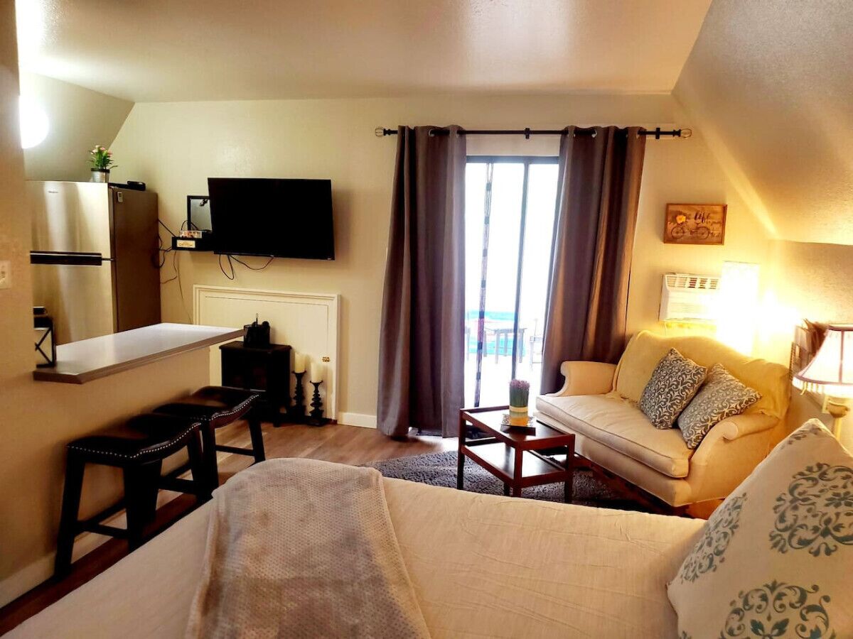 Escritorio, tabla de planchar con plancha, cuna de viaje y wifi 