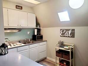 Kylskåp, mikrovågsugn, spishäll och kaffe- och tebryggare