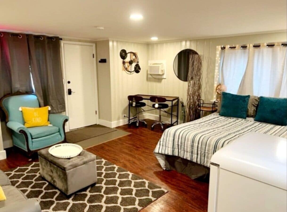 Schreibtisch, Bügeleisen/Bügelbrett, Reisekinderbett, WLAN