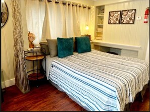 Escritorio, tabla de planchar con plancha, cuna de viaje y wifi