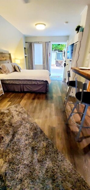 Skrivbord, strykjärn/strykbräda, resesäng och wi-fi