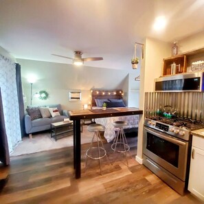 Kylskåp, mikrovågsugn, ugn och spishäll