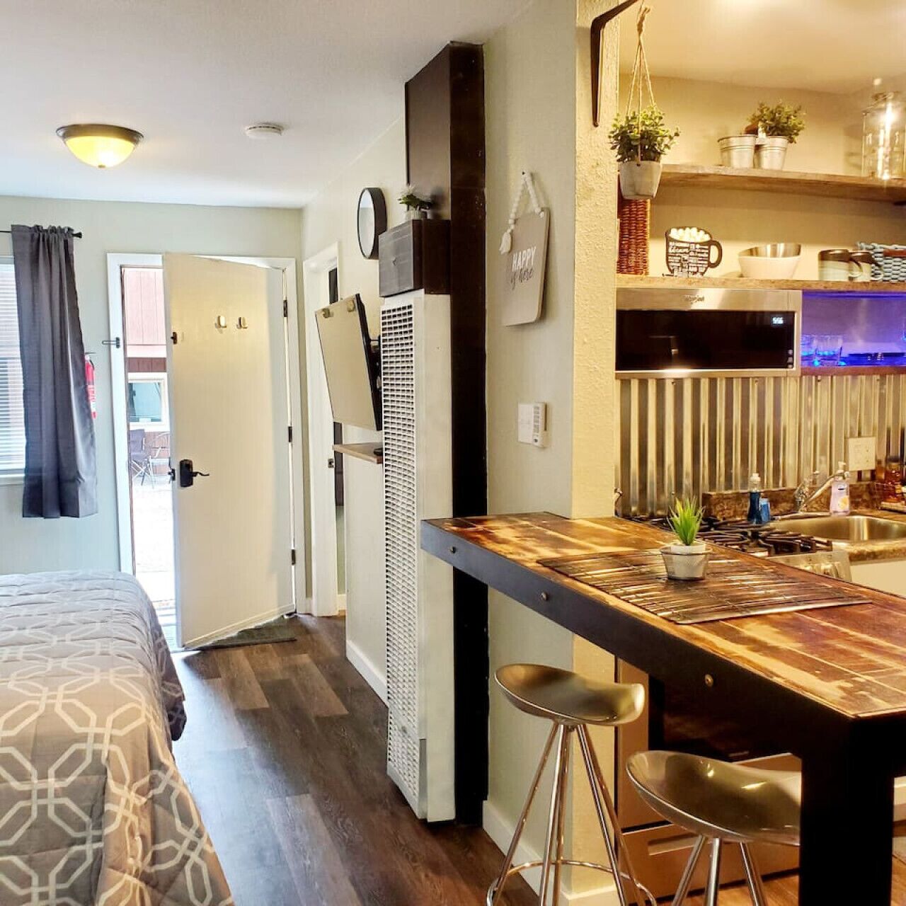 Escritorio, tabla de planchar con plancha, cuna de viaje y wifi 