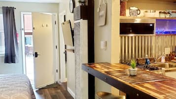 1 habitación, escritorio, tabla de planchar con plancha y cuna de viaje
